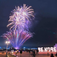 写真：ウォーターフロントエリアで夜空に色鮮やかな花火が打ち上げられる様子