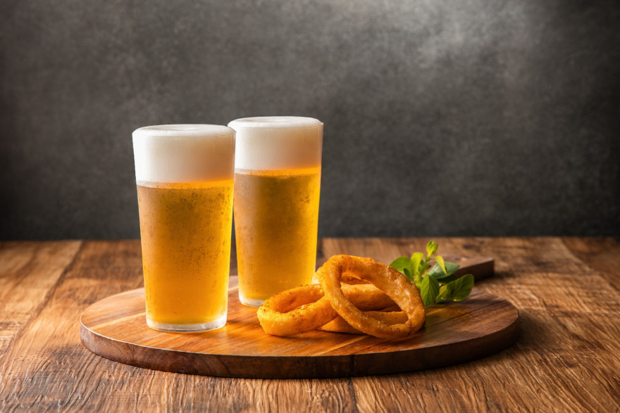 写真：ビールとオニオンリング イメージ