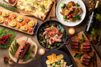 写真：ビーフロティやエビ料理などの豪華なディナーのイメージ