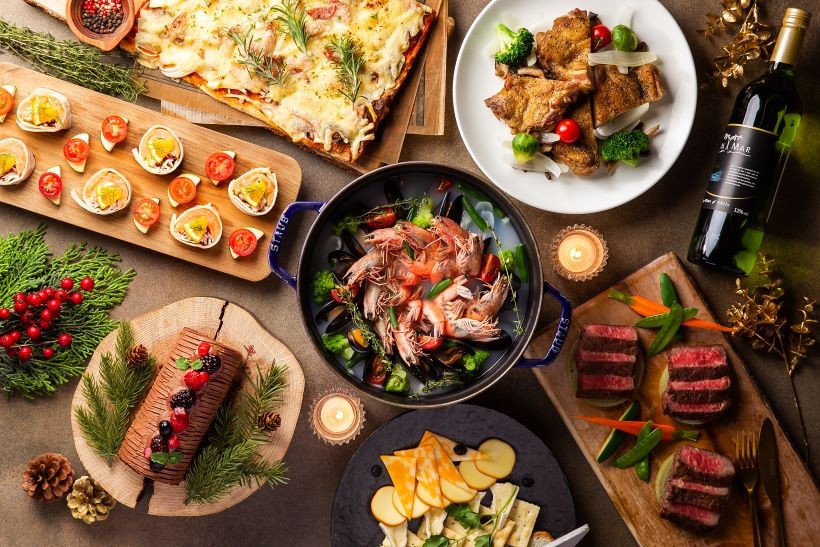 写真：ビーフロティやエビ料理などの豪華なディナーのイメージ