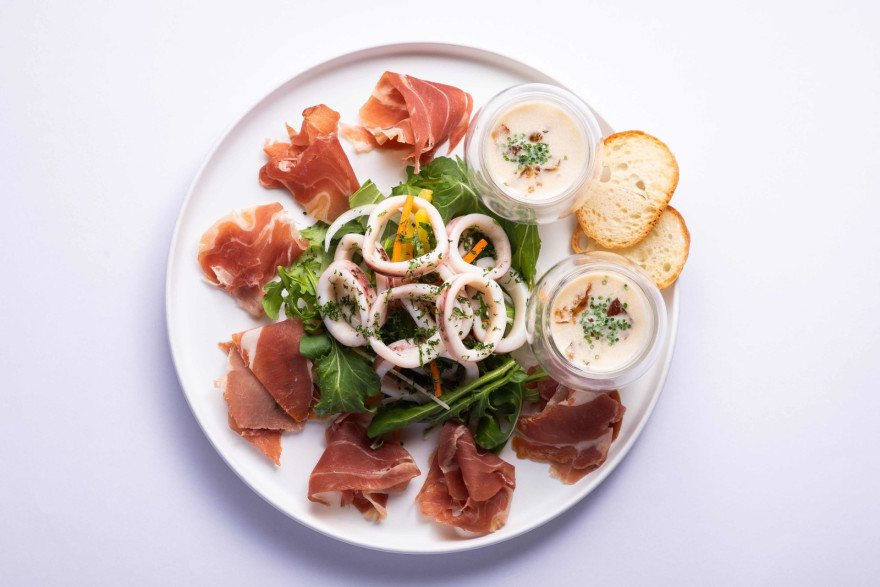 イカと香味野菜のマリネ、ヴィシソワーズ、生ハムなどの前菜