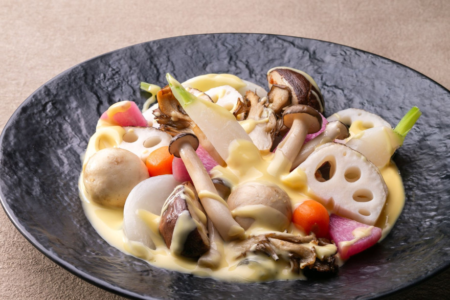 キノコと根菜のソテー オランデーズソース