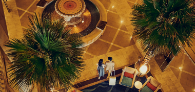 写真：神戸メリケンパークオリエンタルホテルのロビーを俯瞰した写真