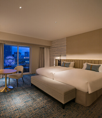 写真：モデレートツインの客室内観と観覧車が見える夜景