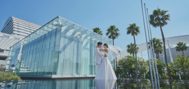 写真：神戸メリケンパークオリエンタルホテルのウエディング会場で新郎と新婦が見つめ合う