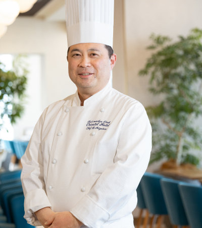 写真：テラス＆ダイニング ALL FLAGSのシェフの岸本 達哉が盛り付けをする様子